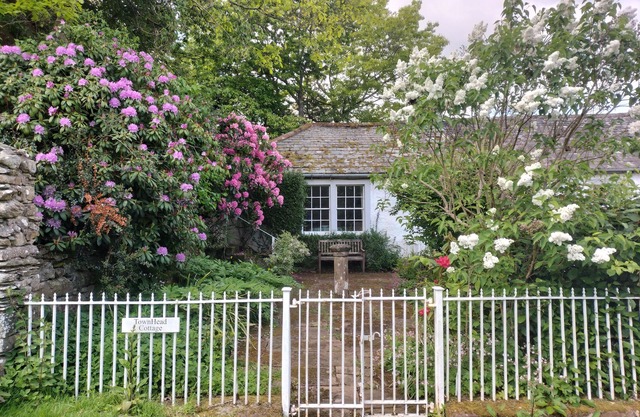 TOWNHEAD COTTAGE, with open fire in Pooley Bridge