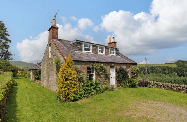 TOWNHEAD OF AUCHENBAINZIE, pet friendly, with open fire in Thornhill