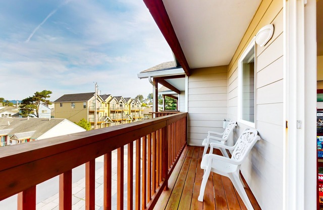Townhome within walking distance of the beach with balconies & W/D