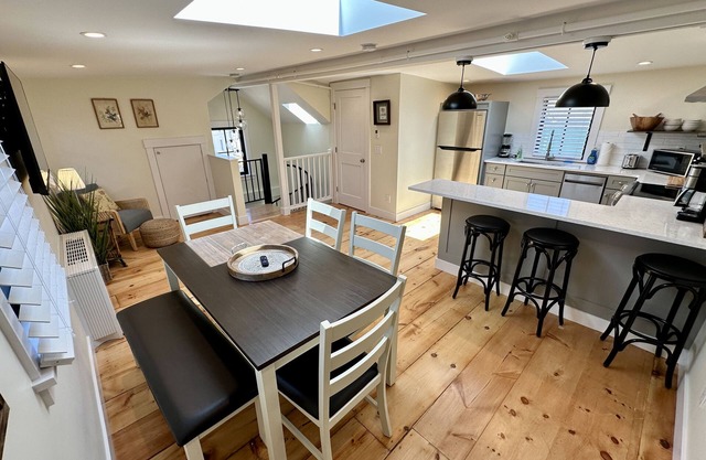 Townhouse Style 2 Bed/1.5 Bath/Apartment (Sleeps 6) w/Parking in Downtown Newport