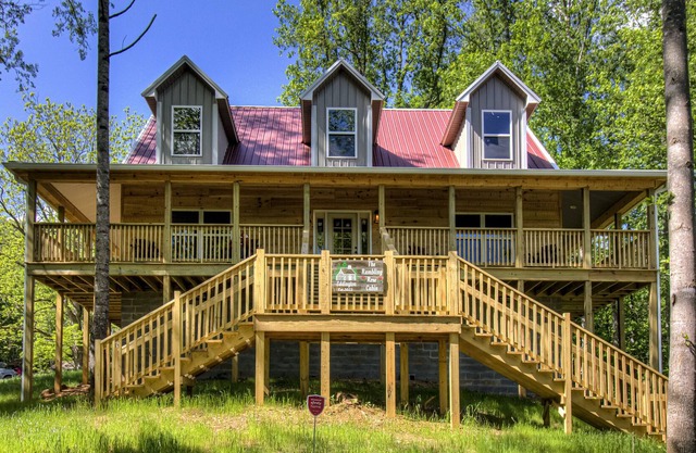 Townsend TN Cabin Near Davy Crockett Riding Stables & Tuckaleechee Caverns