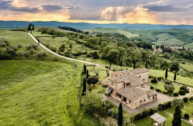 Traditional Tuscan farmhouse with breathtaking views 19 Minutes from Montalcino