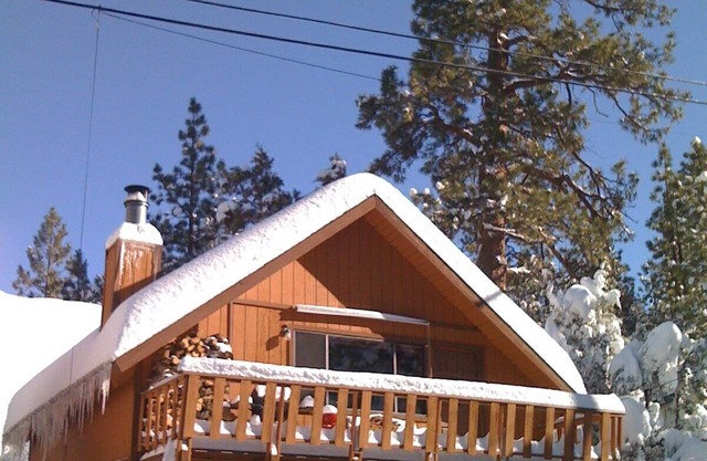 TRAILS ARE OPEN! Romantic Cabin W/Fireplace & Open Beam Ceilings direct garage