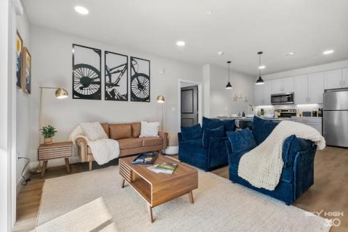 Trails End Here, Pool, King Beds, Gym, Lux Apt