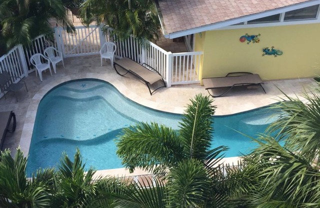 Tranquil AMI Resort Unit 4 all amenities! Central Holmes Beach