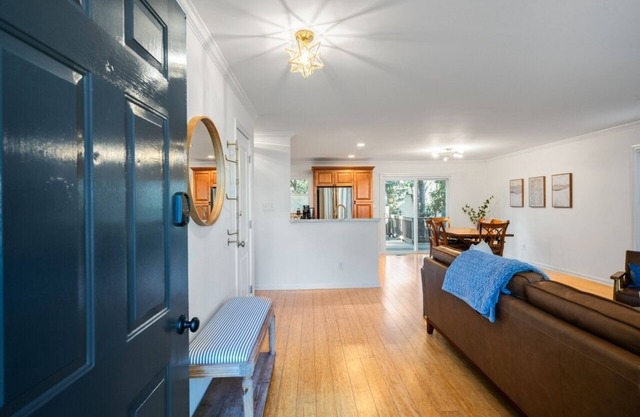 Tranquil Cary Hideaway- Mins to Downtown/Wake Med/NC State .Newly Furnished!