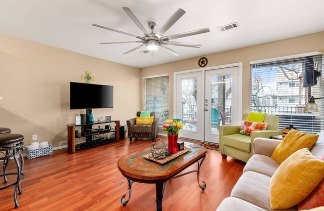 Tranquil Cozy Riverfront Condo | Guadalupe River Access | Pools & Hot Tubs | Walk to Schlitterbahn