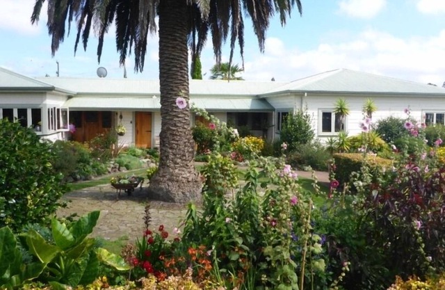 Tranquil Farmhouse Getaway - 10 Min Drive to Town