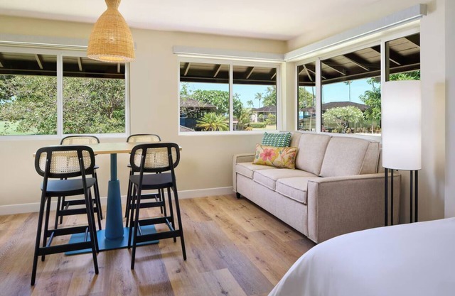 Tranquil Garden Studio with Lanai, Resort Pools and Steps from the Shore