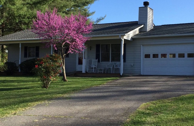 Tranquil Mountain Cottage (Wheelchair Accessible)
