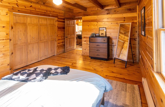 Tranquil mountain-view cabin with fireplace, hot tub, grill, balcony, and patio