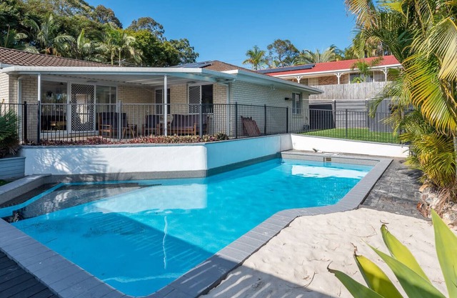 Tranquil Oasis: 4BR Family Retreat with Large Pool