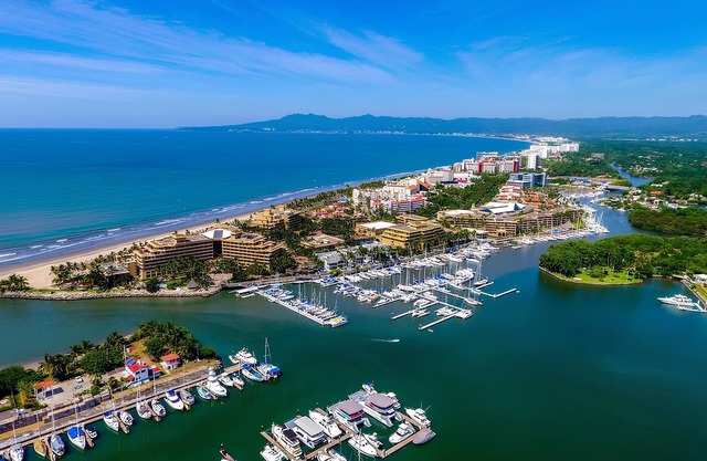 Tranquil Peninsula Golf 3BR Retreat