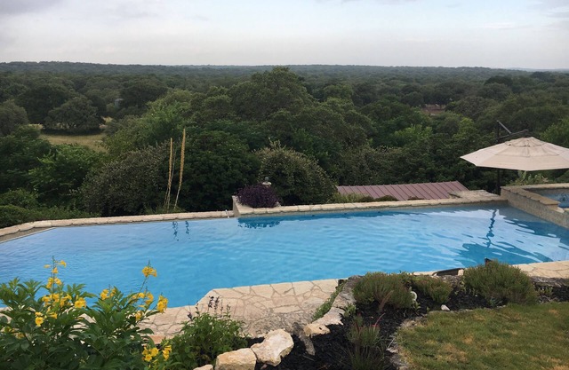 Tranquil ranch for up to 20 people, near San Antonio attractions! Premier Host!