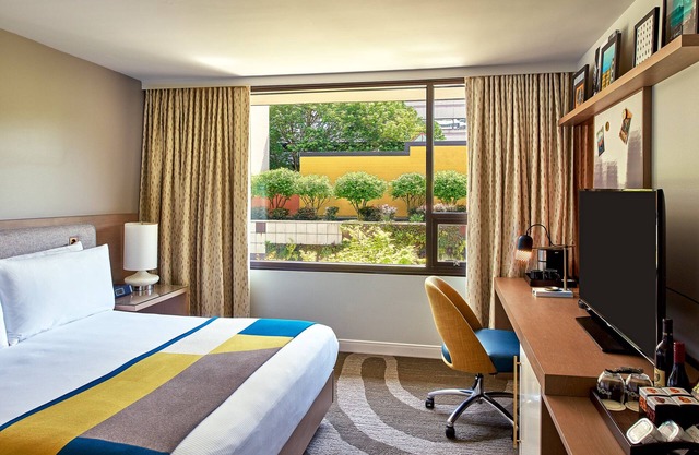Tranquil Retreat at Hotel Zags Portland - Premier Garden King, Free Breakfast