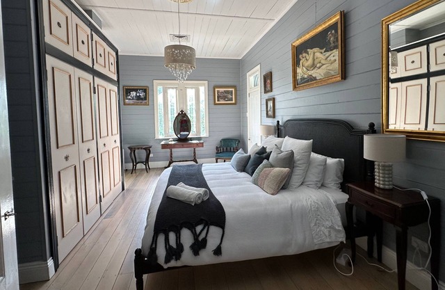 Tranquil Retreat: Charming Country Homestead on 12 Acres, 6km to Byron Bay