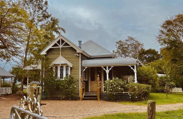 Tranquil Retreat: Charming Country Homestead on 12 Acres, 6km to Byron Bay