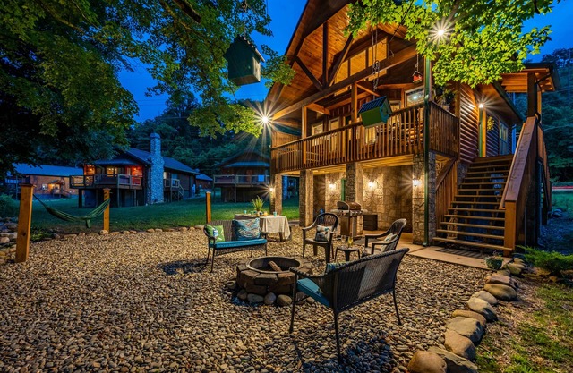 🐠 Tranquil Riverfront Cabin w/4 Person Hot Tub - Perfect for any Getaway