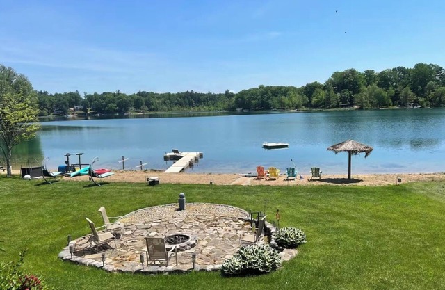 Tranquil Waters on Blue Lake - Barrel Sauna, Hot Tub, Sleeps 12, Fire Pit