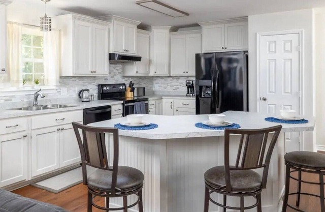 Tranquility in the City, 6 BR, Backyard Oasis