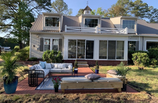 Tranquility on the Water! Renovated Modern Farmhouse on Private Cove on N. River