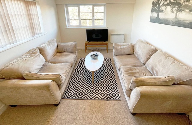 Travaal.©om – 2 Bedroom Apartment – Farnborough
