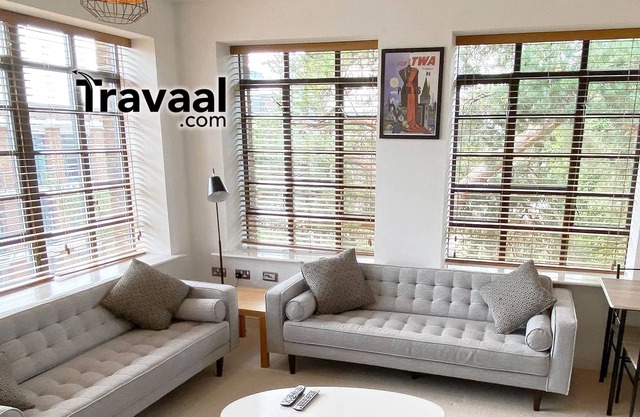 Travaal.©om – 3 Bedroom Apartment – Farnborough
