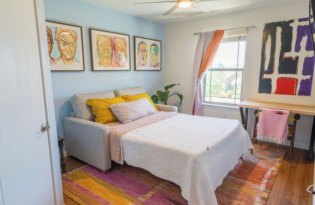 Traveler's Oasis: Cozy HavennRoom for rent with shared common areas