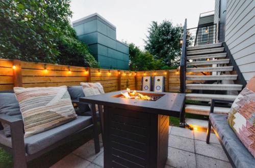 Travelers Dream, Walk to Space Needle, Parking, Backyard
