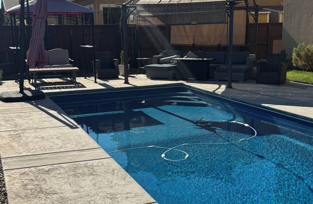 Traveling Nurse. Furnished Bedroom with Pool, Cabana, Loft