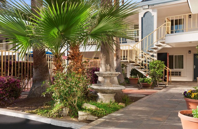 Travelodge by Wyndham Bakersfield