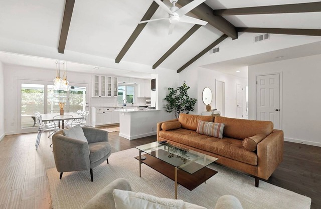 Travis Heights Oasis: Pool & walk to S. Congress