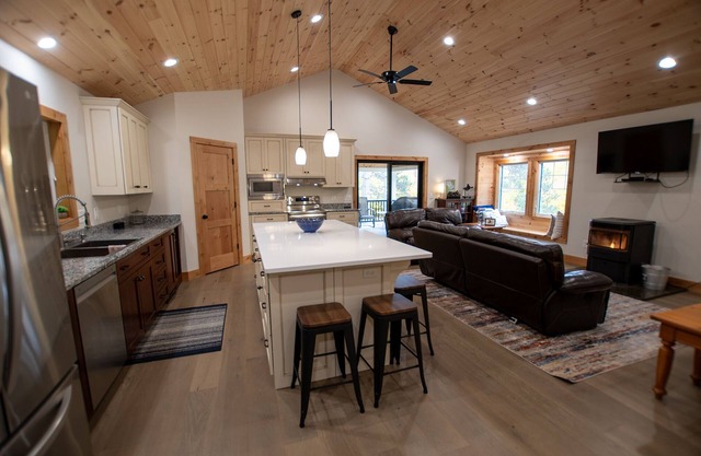 Tree Top Cottage on 15 wooded acres