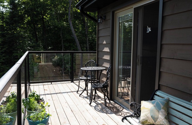 Tree top Living in the heart of cottage country. Stunning 4 season cottage.