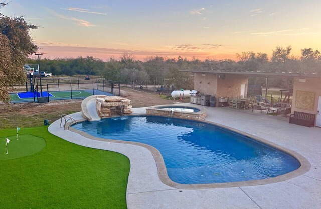 Tree Top Retreat-Pool-Playground-Brewery