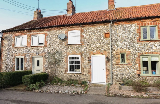 TREECREEPER'S COTTAGE, pet friendly in Great Massingham