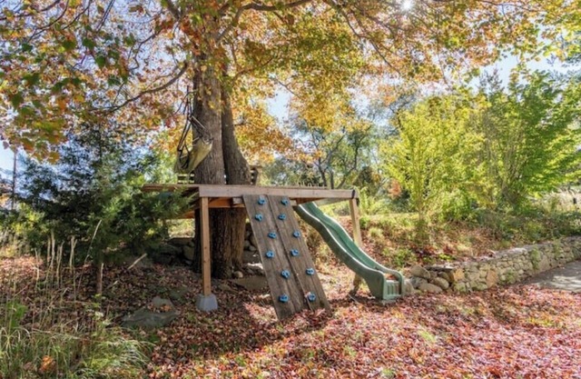 TreeFort, ZipLine, Kayaks, Beach6min drive, Vaulted Ceilings, ScreenPorch & Deck