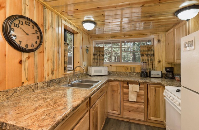 TreeHouse Cabin on Lake Vallecito - Fireplace, Porch, Hammock, Dogs OK