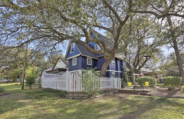 Treehouse cottage in downtown Southport 3 bedroom 2 bath,Pets allowed WiFi, AC