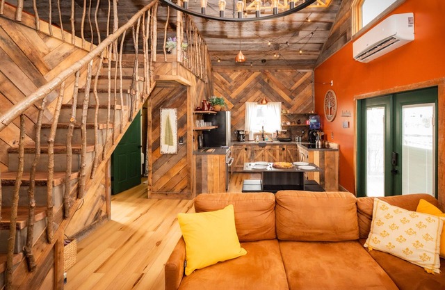 Treehouse Hot tub on 60 Acre Farm Near Downtown