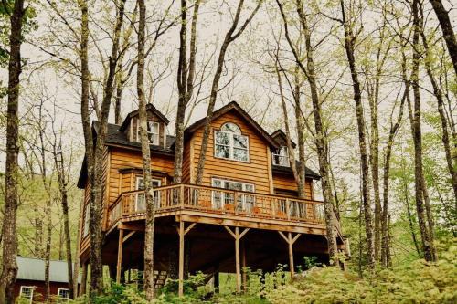 Treehouse in Maine woods- The Grand Oak
