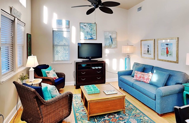 Treetop Cottage | Private Getaway, Walk to Beach!