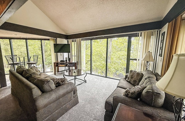 Treetop House in Forest 3BD/3BA/Deck/Pools/Grill/Dock/Four Seasons Amenities-Sleeps 8PP