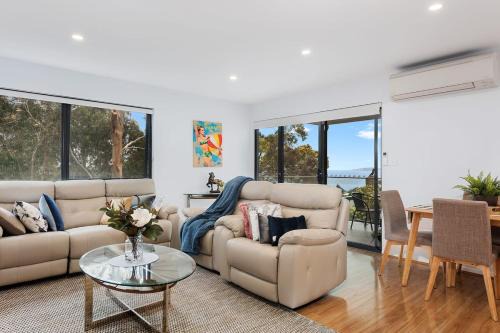 Treetops-Large Home 9km to CBD Sleeps 10