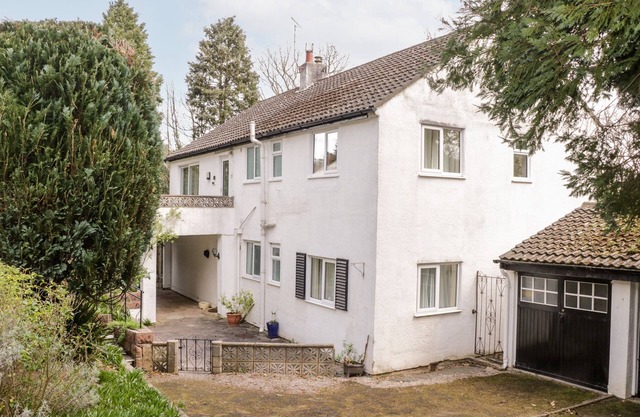 TREETOPS, pet friendly, character holiday cottage in Rhos-On-Sea