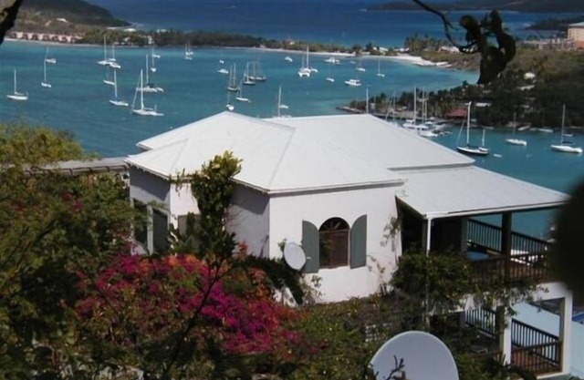 TreeTops! RedHook! Great Location, View, Pool! Perfect for 2-4 persons!