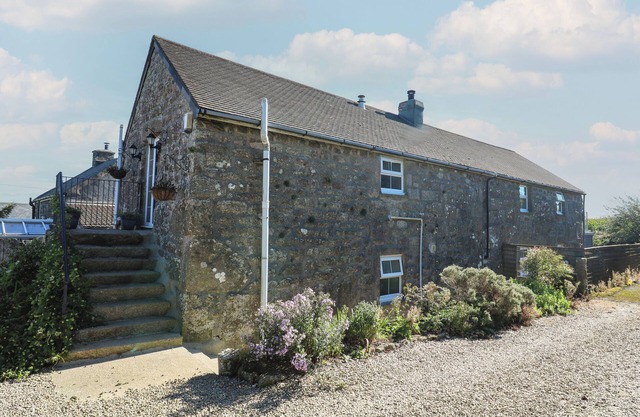 TREMORNAH, pet friendly, character holiday cottage in Lamorna