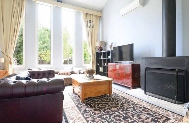 Trentham sleeps 6 - 8. Best Value. Walk to The Cosmopolitan. Self Host.