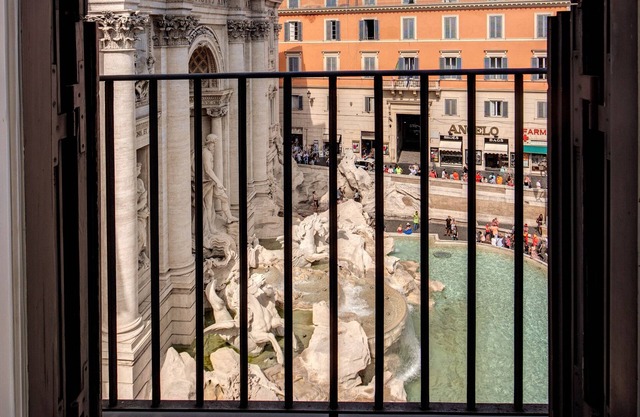 Trevi Slideshow Apartment by the Trevi Fountain