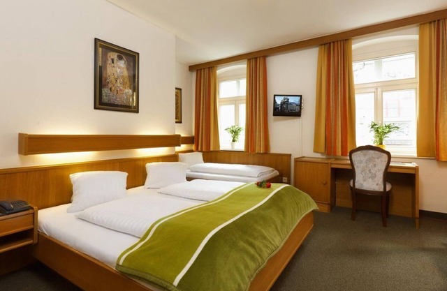 Triple room with shower or bath Bathroom, WC - Hotel Goldene Krone